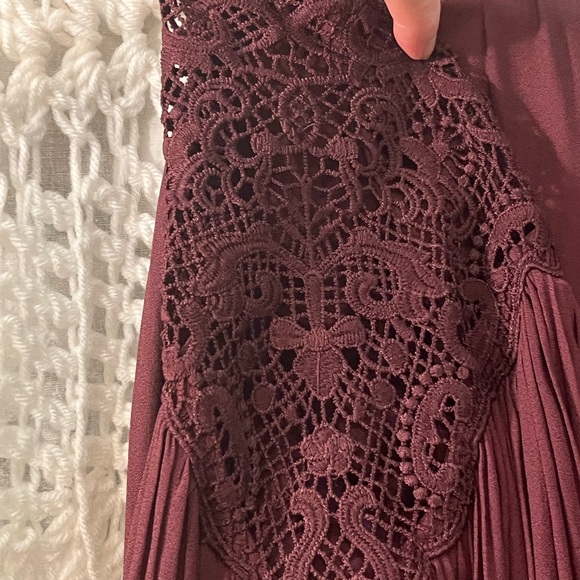 Loft large burgundy dress with lace cutouts upper arms - Picture 4 of 5